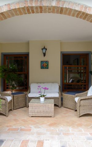 Casa de condomínio à venda com 416m², 4 quartos e 4 vagas Casa de condomínio à venda com 416m², 4 quartos e 4 vagasÁrea externa