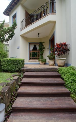 Casa de condomínio à venda com 416m², 4 quartos e 4 vagas Casa de condomínio à venda com 416m², 4 quartos e 4 vagasÁrea externa