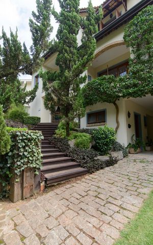 Casa de condomínio à venda com 416m², 4 quartos e 4 vagas Casa de condomínio à venda com 416m², 4 quartos e 4 vagasÁrea externa