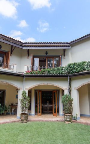 Casa de condomínio à venda com 416m², 4 quartos e 4 vagas Casa de condomínio à venda com 416m², 4 quartos e 4 vagasFachada