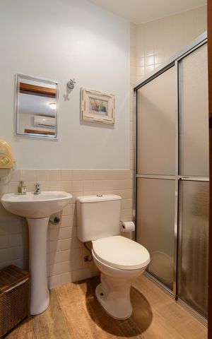 Casa de condomínio à venda com 416m², 4 quartos e 4 vagas Casa de condomínio à venda com 416m², 4 quartos e 4 vagasBanheiro