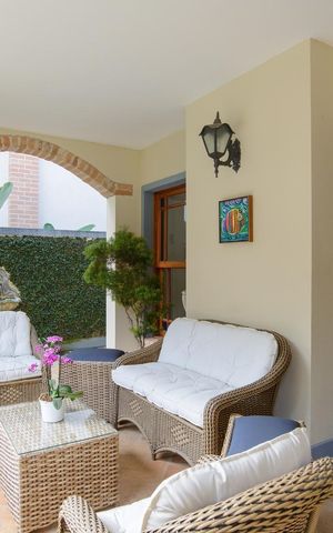 Casa de condomínio à venda com 416m², 4 quartos e 4 vagas Casa de condomínio à venda com 416m², 4 quartos e 4 vagasÁrea externa
