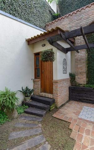 Casa de condomínio à venda com 416m², 4 quartos e 4 vagas Casa de condomínio à venda com 416m², 4 quartos e 4 vagasÁrea externa