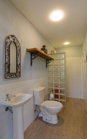 Casa de condomínio à venda com 416m², 4 quartos e 4 vagas Casa de condomínio à venda com 416m², 4 quartos e 4 vagasBanheiro