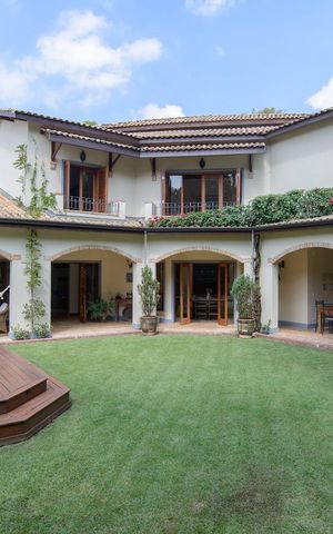 Casa de condomínio à venda com 416m², 4 quartos e 4 vagas Casa de condomínio à venda com 416m², 4 quartos e 4 vagasÁrea externa