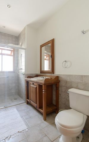 Casa de condomínio à venda com 416m², 4 quartos e 4 vagas Casa de condomínio à venda com 416m², 4 quartos e 4 vagasBanheiro