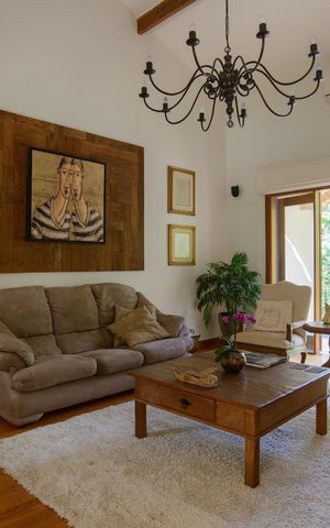 Casa de condomínio à venda com 416m², 4 quartos e 4 vagas Casa de condomínio à venda com 416m², 4 quartos e 4 vagasSala