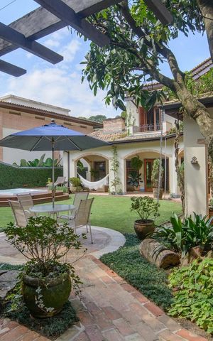 Casa de condomínio à venda com 416m², 4 quartos e 4 vagas Casa de condomínio à venda com 416m², 4 quartos e 4 vagasÁrea externa