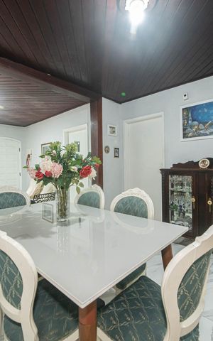 Casa à venda com 140m², 4 quartos e 2 vagas Casa à venda com 140m², 4 quartos e 2 vagasSala