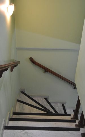 Casa à venda com 140m², 2 quartos e 2 vagasEscada