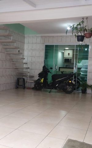 Casa à venda com 220m², 5 quartos e 2 vagas Casa à venda com 220m², 5 quartos e 2 vagasGaragem