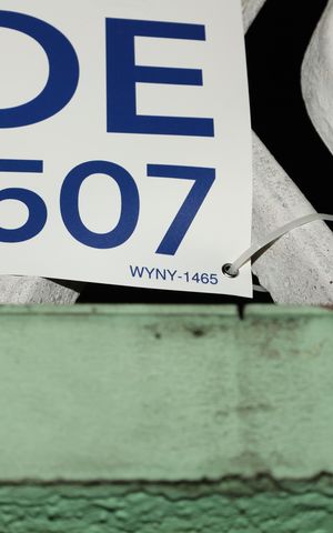 Casa à venda com 148m², 2 quartos e 2 vagasPlaca instalada na fachada do imóvel - Código da placa: WYNY-1465