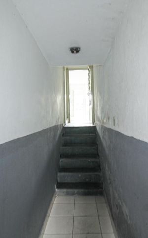 Casa à venda com 114m², 2 quartos e 1 vaga Casa à venda com 114m², 2 quartos e 1 vagaEscada de Entrada