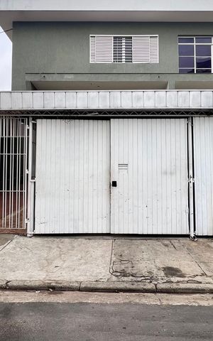 Casa para alugar com 300m², 3 quartos e 6 vagasFachada
