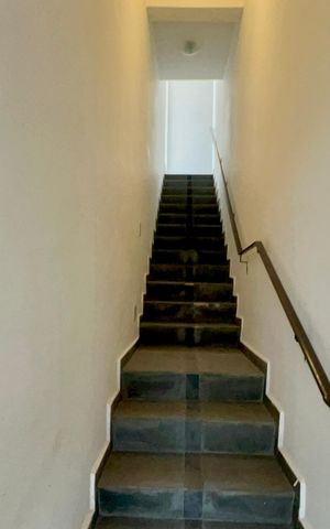 Casa para alugar com 300m², 3 quartos e 6 vagasEscada