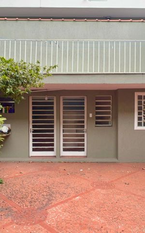 Casa para alugar com 300m², 3 quartos e 6 vagasQuintal