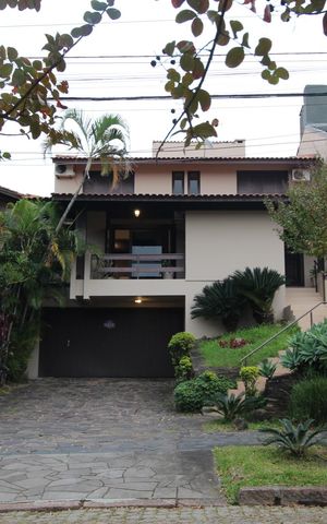 Casa à venda com 388m², 5 quartos e 3 vagasFachada