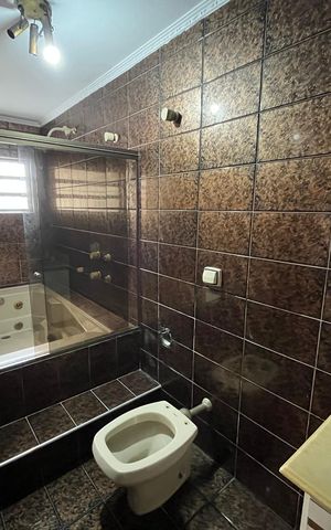 Casa à venda com 130m², 3 quartos e 2 vagas Casa à venda com 130m², 3 quartos e 2 vagasBanheiro