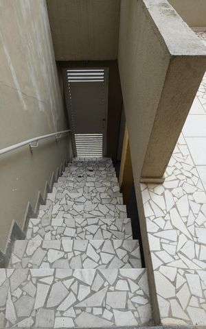 Casa para alugar com 160m², 2 quartos e 2 vagasEscada
