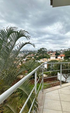 Casa à venda com 438m², 5 quartos e 6 vagas Casa à venda com 438m², 5 quartos e 6 vagasVaranda