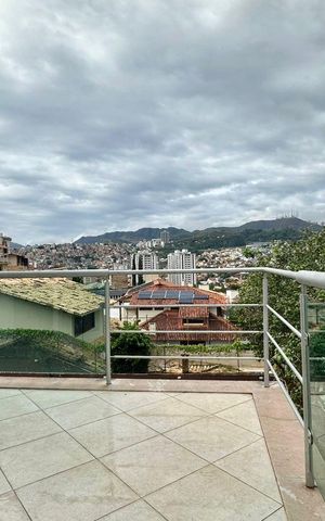 Casa à venda com 438m², 5 quartos e 6 vagas Casa à venda com 438m², 5 quartos e 6 vagasVaranda