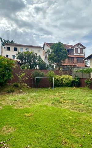 Casa à venda com 438m², 5 quartos e 6 vagas Casa à venda com 438m², 5 quartos e 6 vagasCampinho