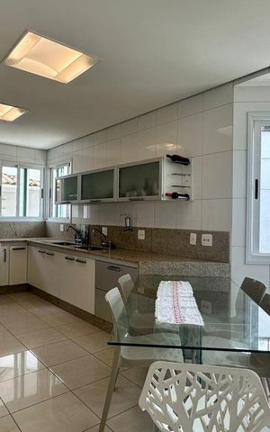 Casa à venda com 438m², 5 quartos e 6 vagas Casa à venda com 438m², 5 quartos e 6 vagasCozinha