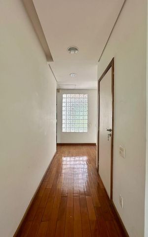 Casa à venda com 438m², 5 quartos e 6 vagas Casa à venda com 438m², 5 quartos e 6 vagasCorredor