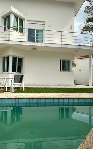 Casa à venda com 438m², 5 quartos e 6 vagas Casa à venda com 438m², 5 quartos e 6 vagasÁrea de piscina
