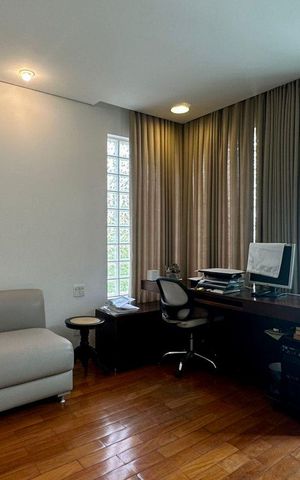Casa à venda com 438m², 5 quartos e 6 vagas Casa à venda com 438m², 5 quartos e 6 vagasQuarto