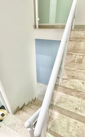 Casa à venda com 120m², 3 quartos e 3 vagasEscada