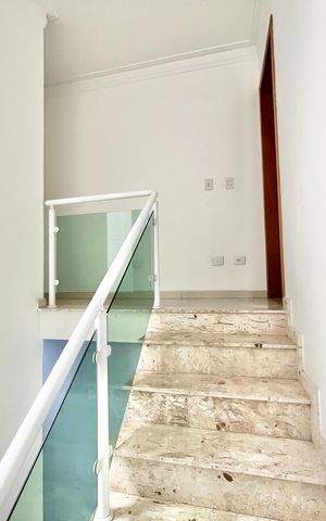 Casa à venda com 120m², 3 quartos e 3 vagasEscada
