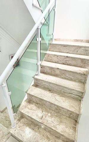 Casa à venda com 120m², 3 quartos e 3 vagasEscada