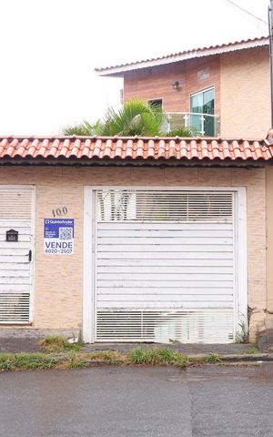 Casa à venda com 320m², 3 quartos e 5 vagasFachada do imóvel - Placa instalada na fachada do condomínio - Código da placa: HBJM-4
