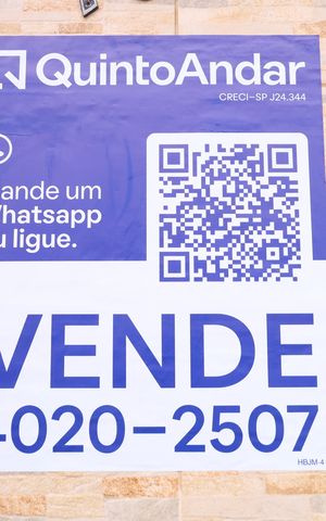 Casa à venda com 320m², 3 quartos e 5 vagasPlaca instalada na fachada do condomínio - Código da placa: HBJM-4
