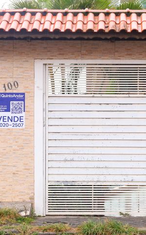 Casa à venda com 320m², 3 quartos e 5 vagasPlaca instalada na fachada do condomínio - Código da placa: HBJM-4