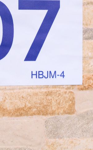 Casa à venda com 320m², 3 quartos e 5 vagasPlaca instalada na fachada do condomínio - Código da placa: HBJM-4