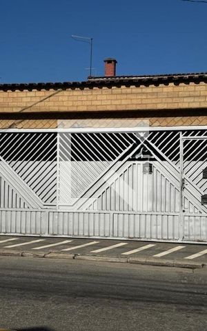 Casa à venda com 150m², 3 quartos e 2 vagas Casa à venda com 150m², 3 quartos e 2 vagasFachada