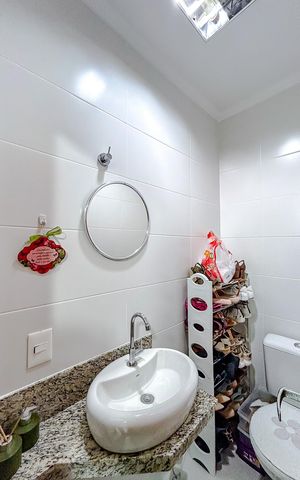 Casa de condomínio à venda com 182m², 3 quartos e 4 vagasBanheiro de serviço