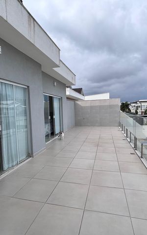 Casa de condomínio à venda com 269m², 3 quartos e 4 vagas Casa de condomínio à venda com 269m², 3 quartos e 4 vagasVaranda