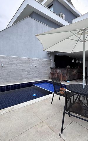 Casa de condomínio à venda com 269m², 3 quartos e 4 vagas Casa de condomínio à venda com 269m², 3 quartos e 4 vagasPiscina