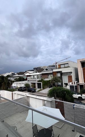 Casa de condomínio à venda com 269m², 3 quartos e 4 vagas Casa de condomínio à venda com 269m², 3 quartos e 4 vagasVaranda