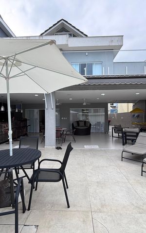 Casa de condomínio à venda com 269m², 3 quartos e 4 vagas Casa de condomínio à venda com 269m², 3 quartos e 4 vagasPiscina