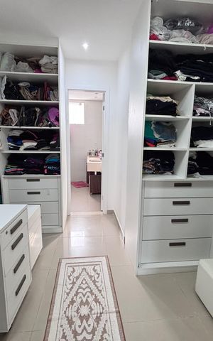 Casa de condomínio à venda com 269m², 3 quartos e 4 vagas Casa de condomínio à venda com 269m², 3 quartos e 4 vagasCloset do quarto 2
