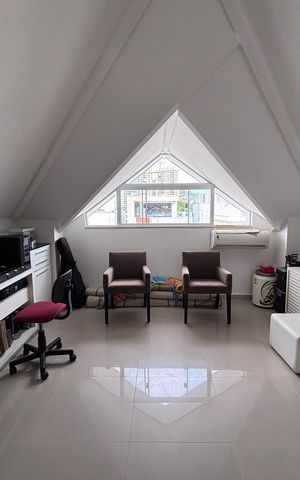 Casa de condomínio à venda com 269m², 3 quartos e 4 vagas Casa de condomínio à venda com 269m², 3 quartos e 4 vagasSótão
