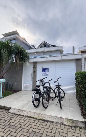 Casa de condomínio à venda com 269m², 3 quartos e 4 vagas Casa de condomínio à venda com 269m², 3 quartos e 4 vagasFachada