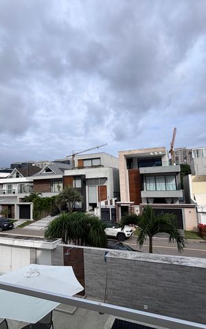 Casa de condomínio à venda com 269m², 3 quartos e 4 vagas Casa de condomínio à venda com 269m², 3 quartos e 4 vagasVaranda