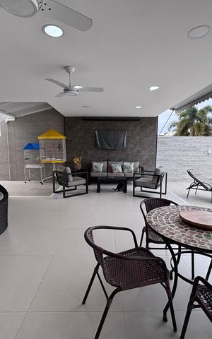 Casa de condomínio à venda com 269m², 3 quartos e 4 vagas Casa de condomínio à venda com 269m², 3 quartos e 4 vagasÁrea externa