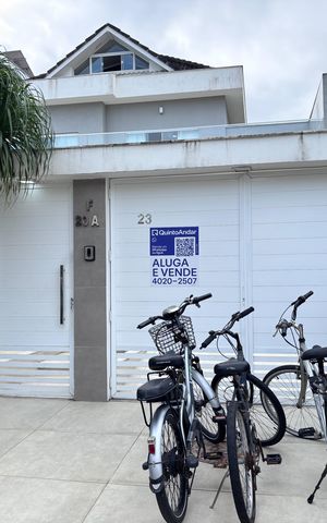 Casa de condomínio à venda com 269m², 3 quartos e 4 vagas Casa de condomínio à venda com 269m², 3 quartos e 4 vagasFachada