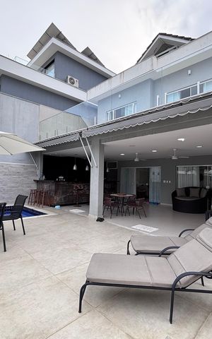 Casa de condomínio à venda com 269m², 3 quartos e 4 vagas Casa de condomínio à venda com 269m², 3 quartos e 4 vagasÁrea externa